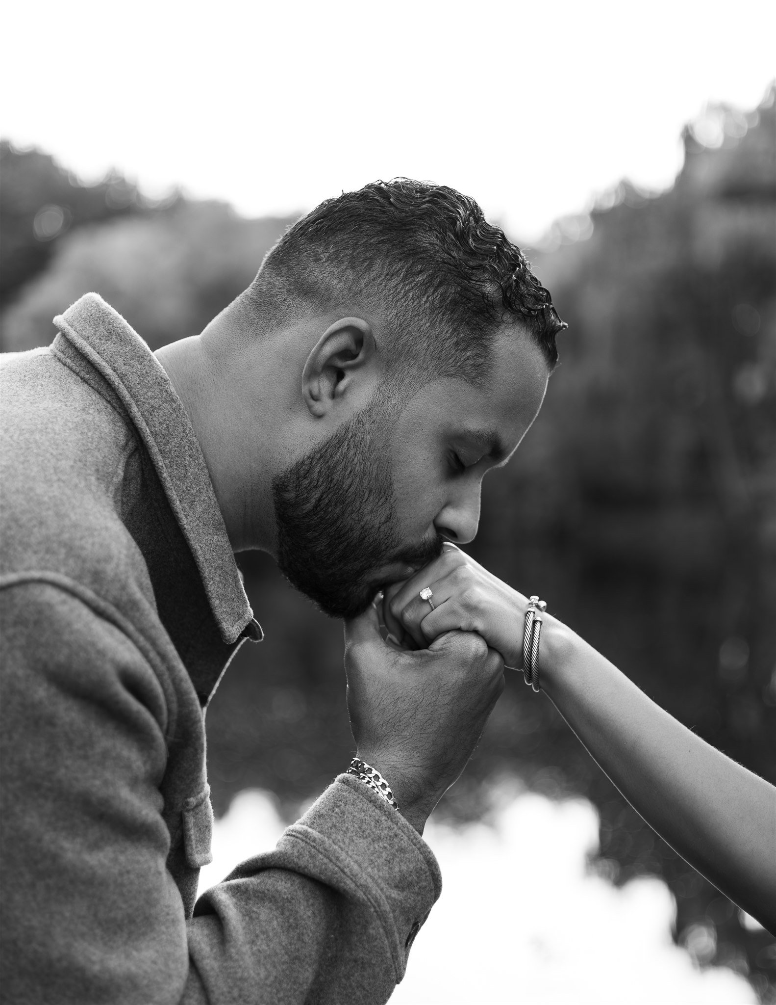 Séance photos de fiançailles noir et blanc