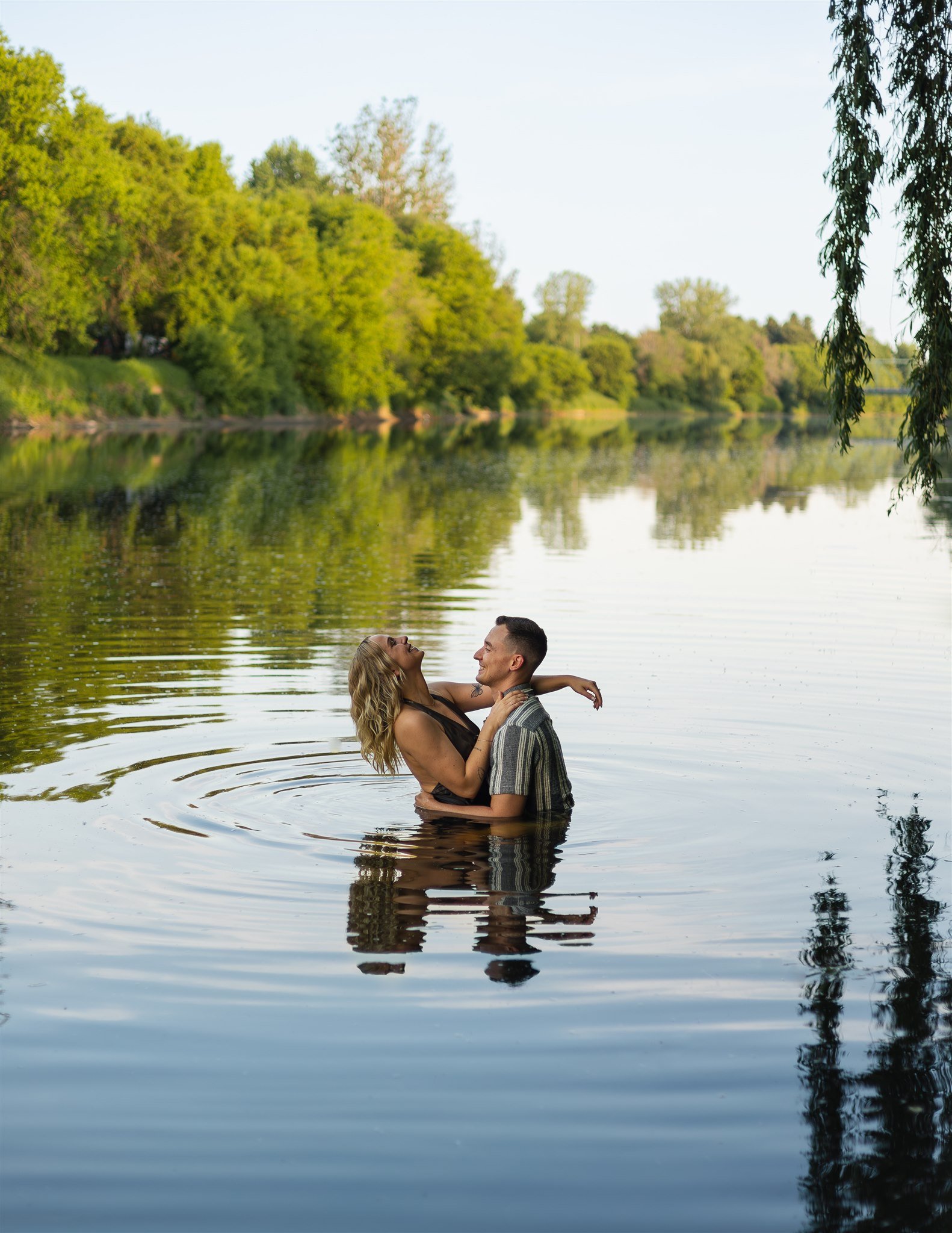 Photo d'un couple posant dans l'eau dans un lac près de Montréal, Canada prise par une photographe de portraits créatifs