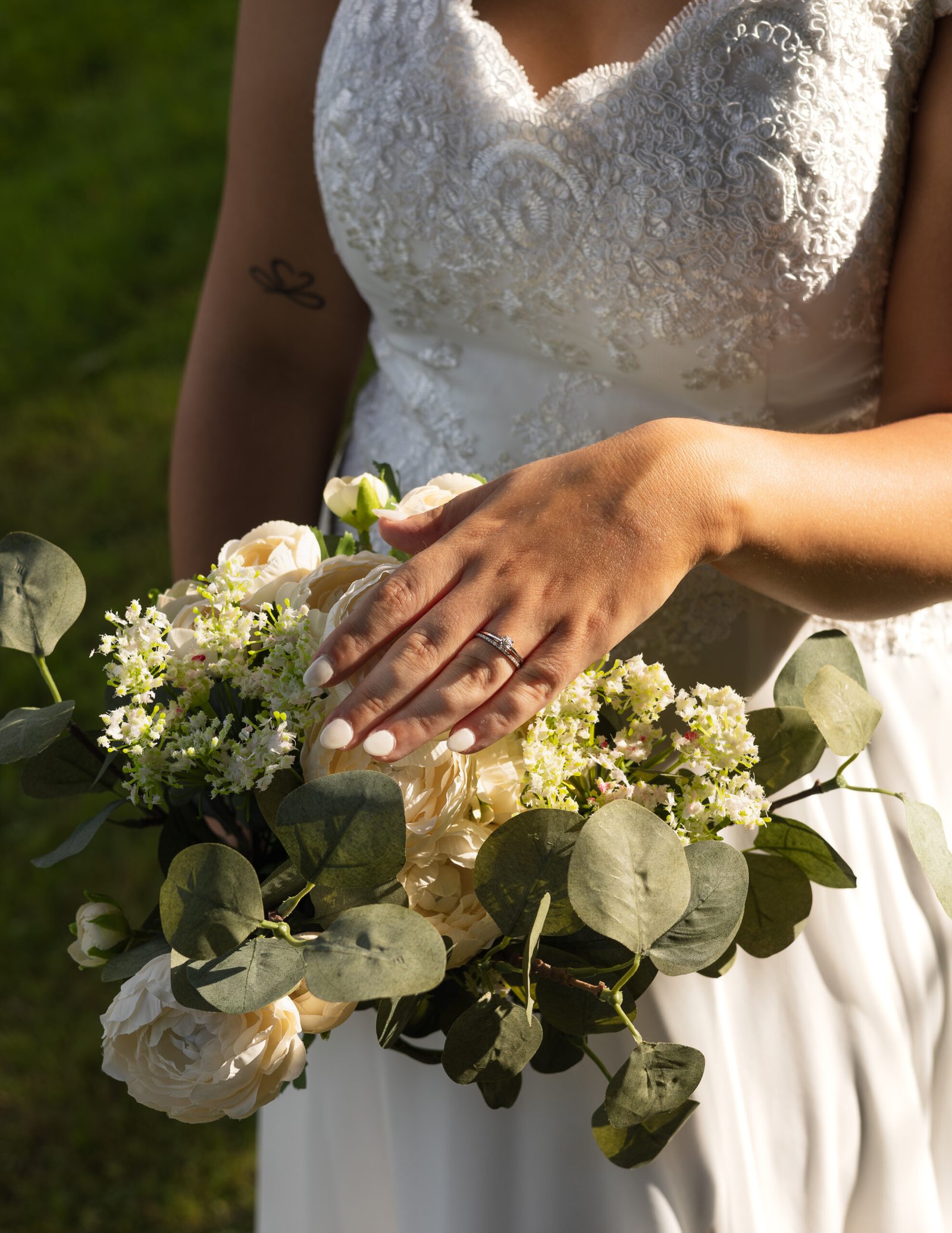 Photo détail bague et bouquet