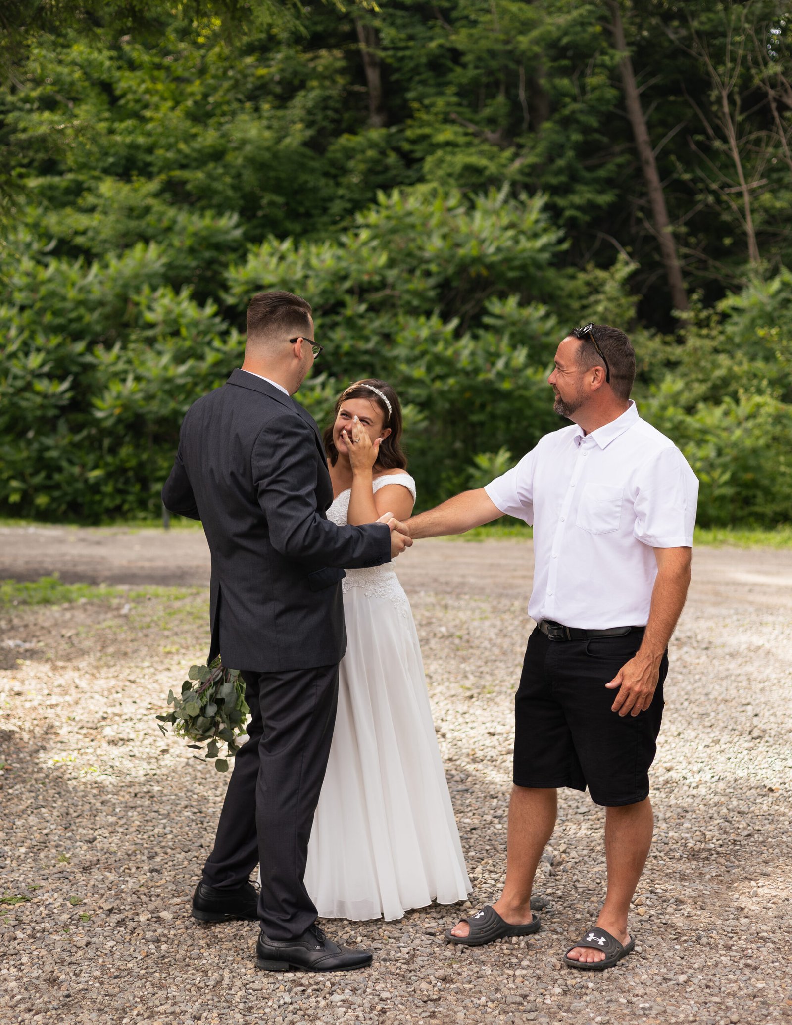 Mariés et leur célébrant