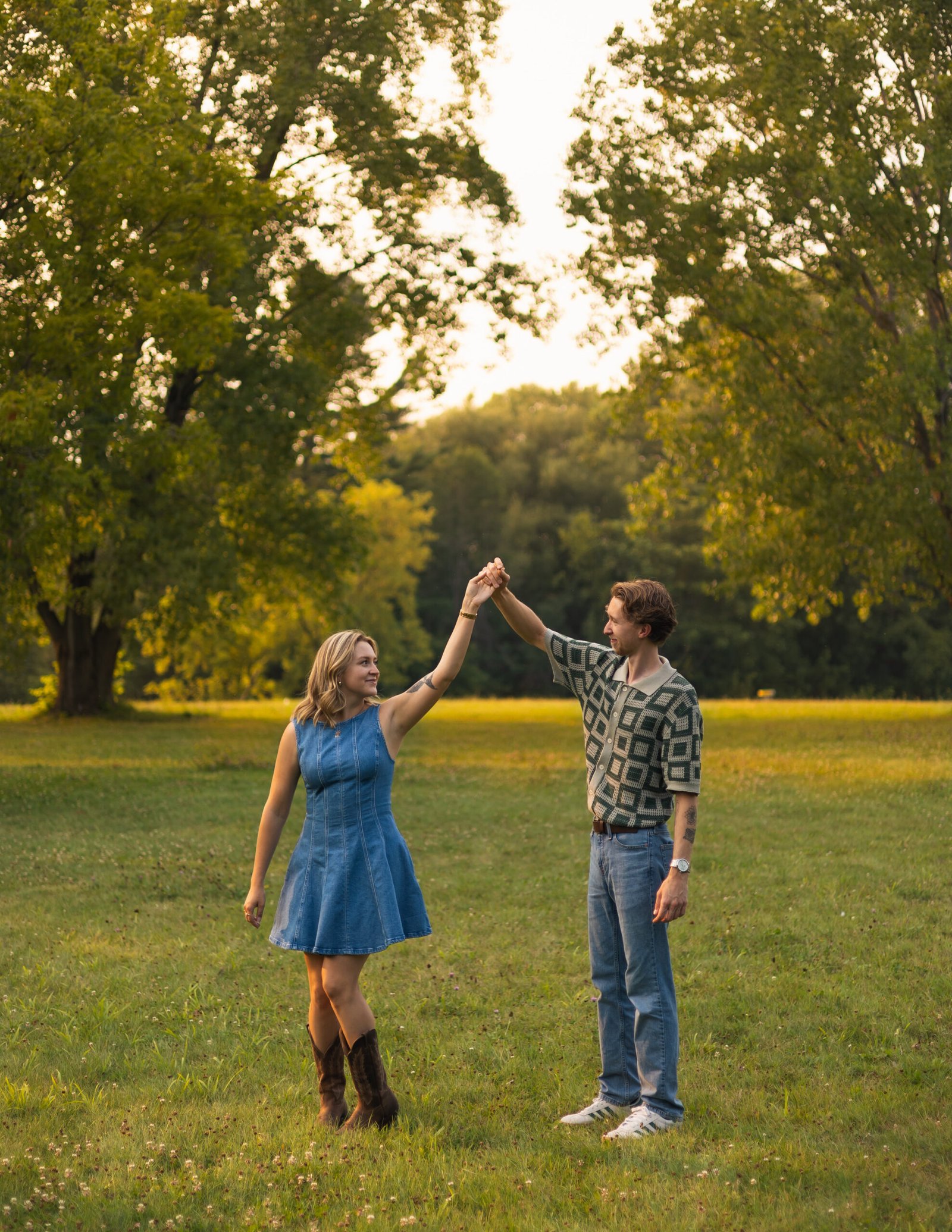 Photo d'un couple au golden hour près de Montréal, Canada prise par une photographe de portraits créatifs