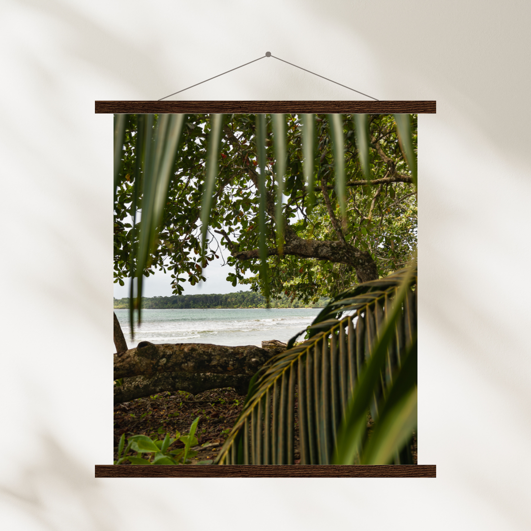 aperçu de mer avec support à affiche en bois