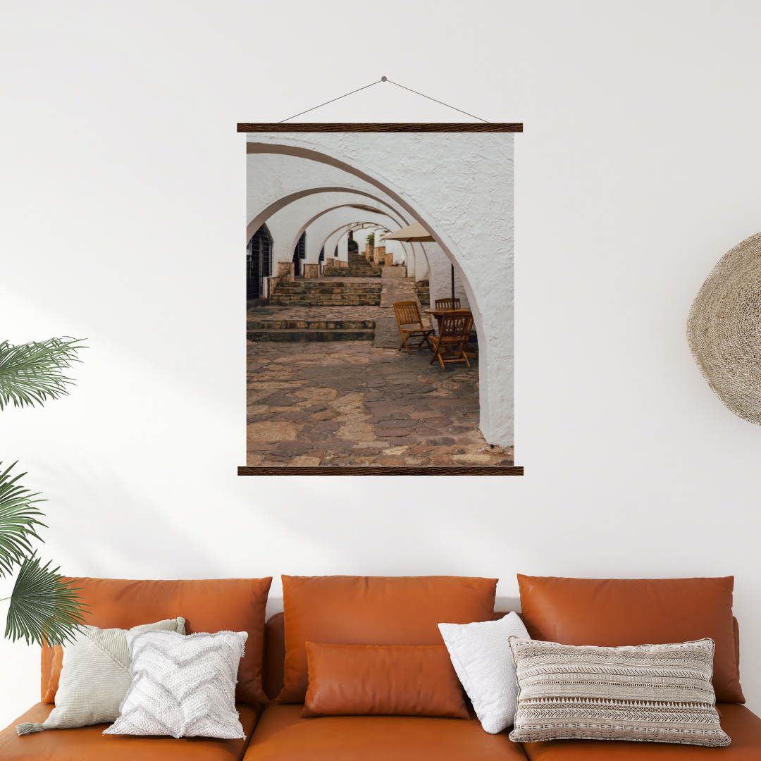 la terrasse du café avec support à affiche en bois