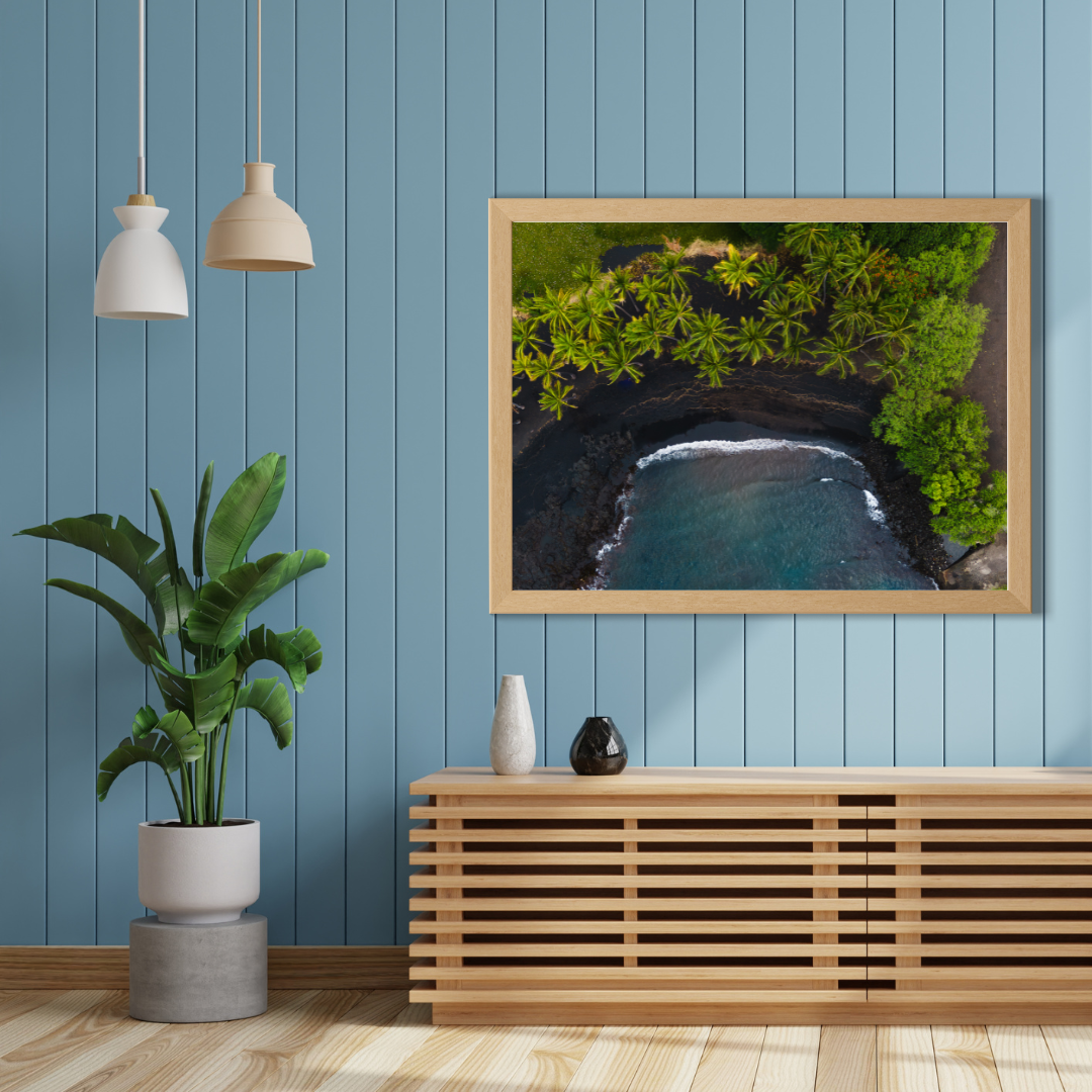 plage volcanique vue du ciel avec cadre en bois