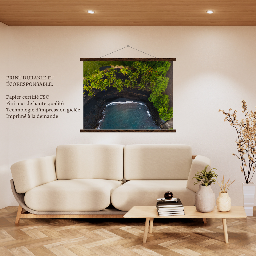 plage volcanique vue du ciel avec support à affiche en bois