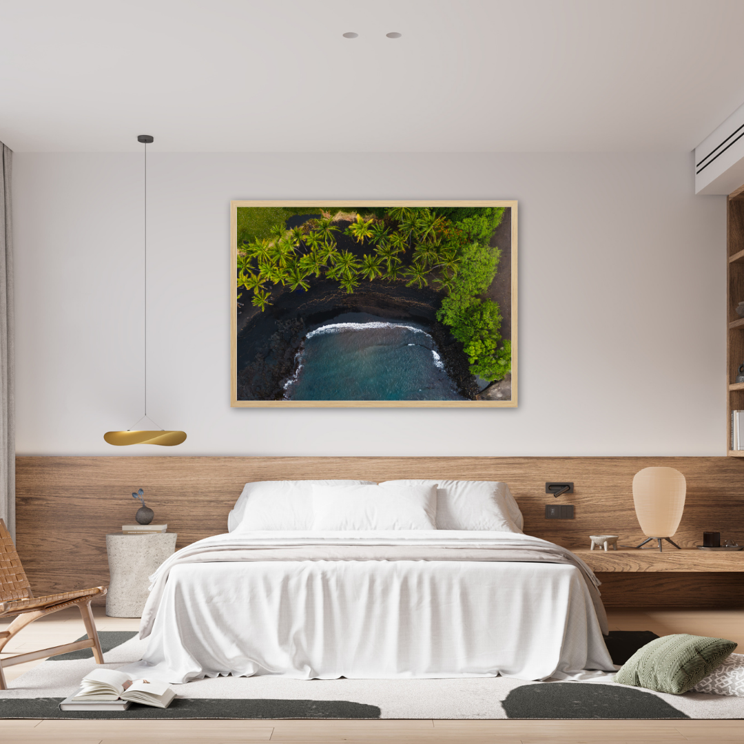 plage volcanique vue du ciel avec cadre en bois