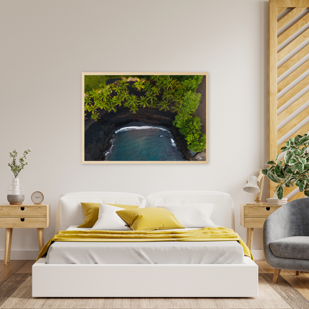 plage volcanique vue du ciel avec cadre en bois