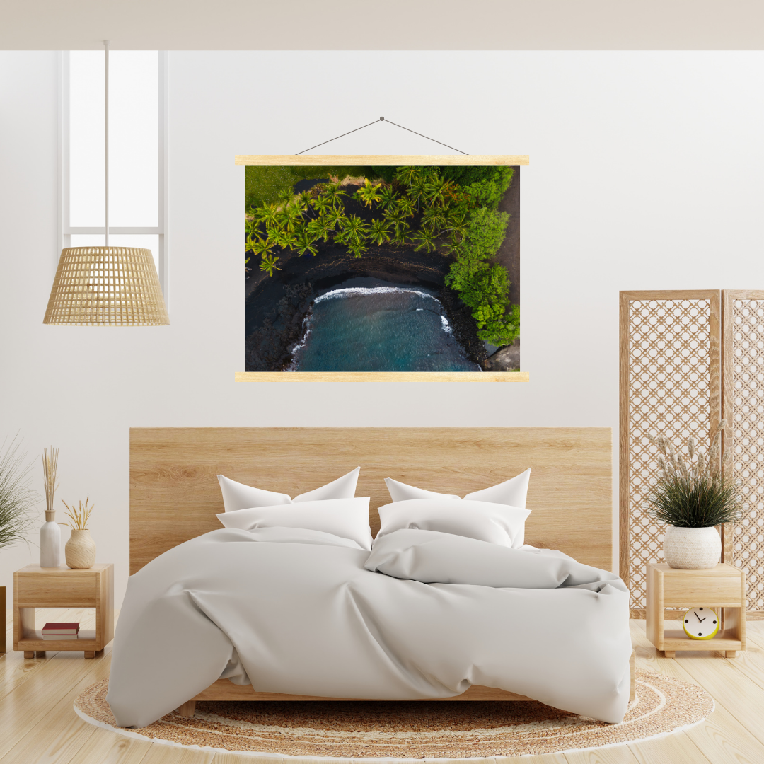 plage volcanique vue du ciel avec support à affiche en bois