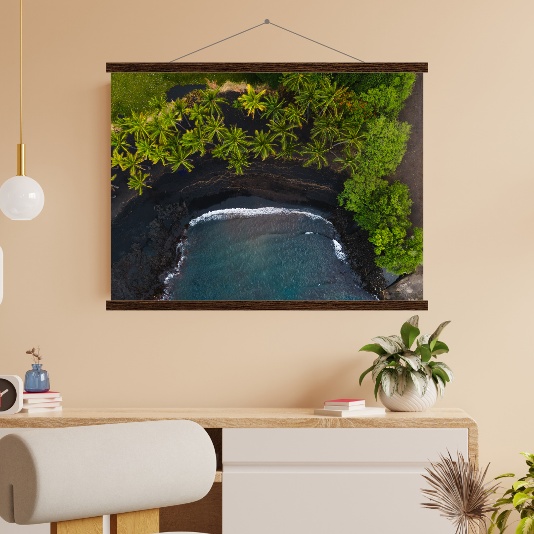 plage volcanique vue du ciel avec support à affiche en bois