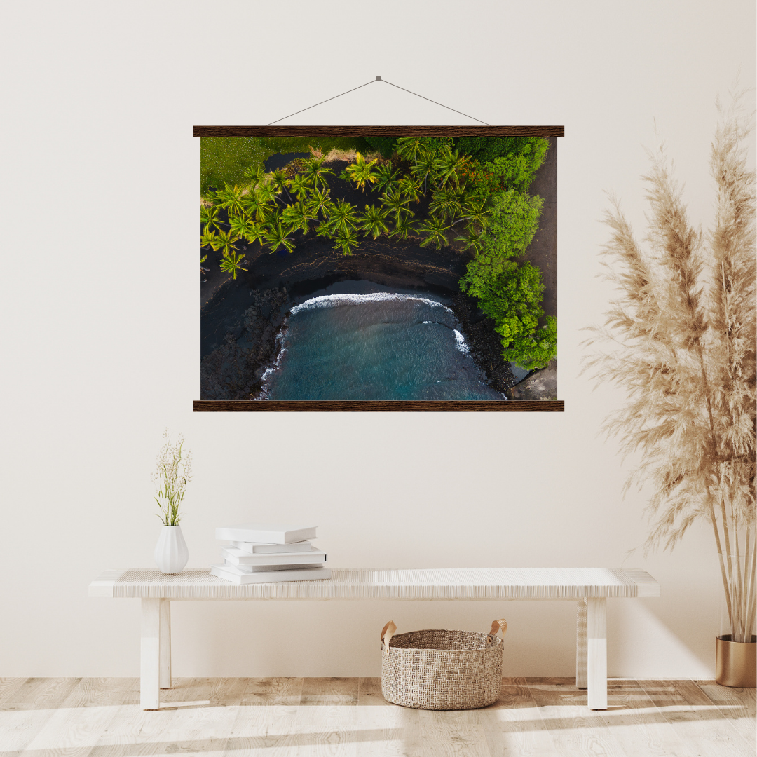 plage volcanique vue du ciel avec support à affiche en bois