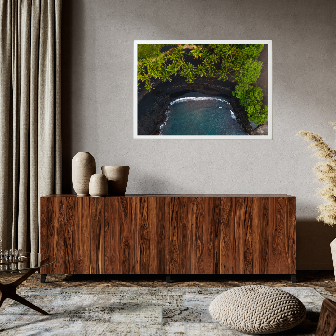 plage volcanique vue du ciel avec cadre en bois