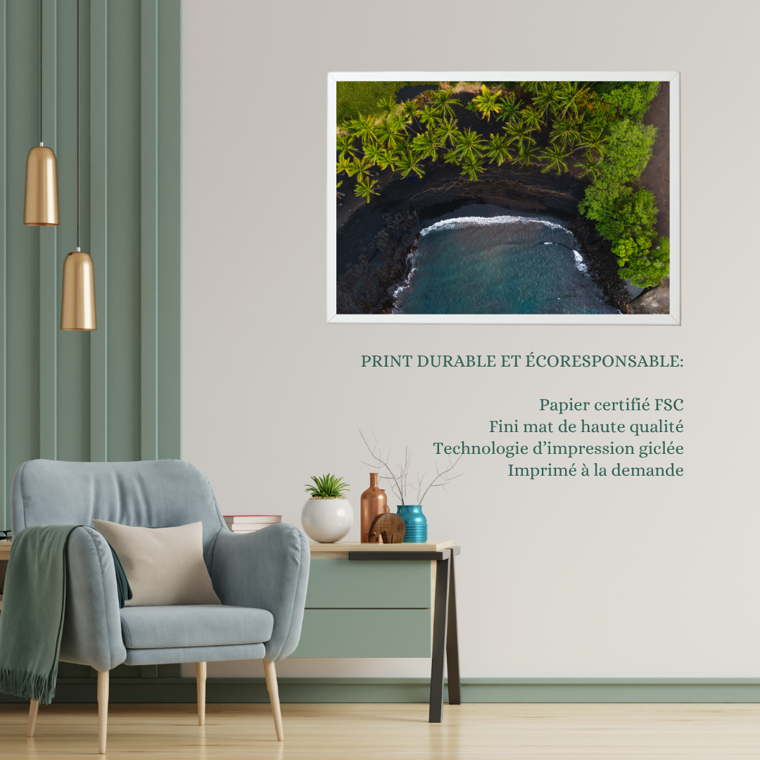 plage volcanique vue du ciel avec cadre en bois