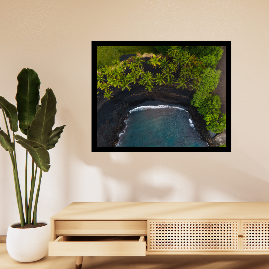 plage volcanique vue du ciel avec cadre en bois