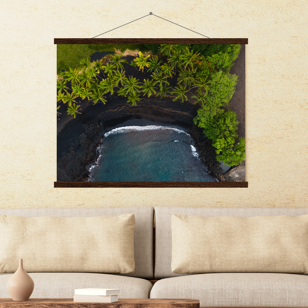 plage volcanique vue du ciel avec support à affiche en bois