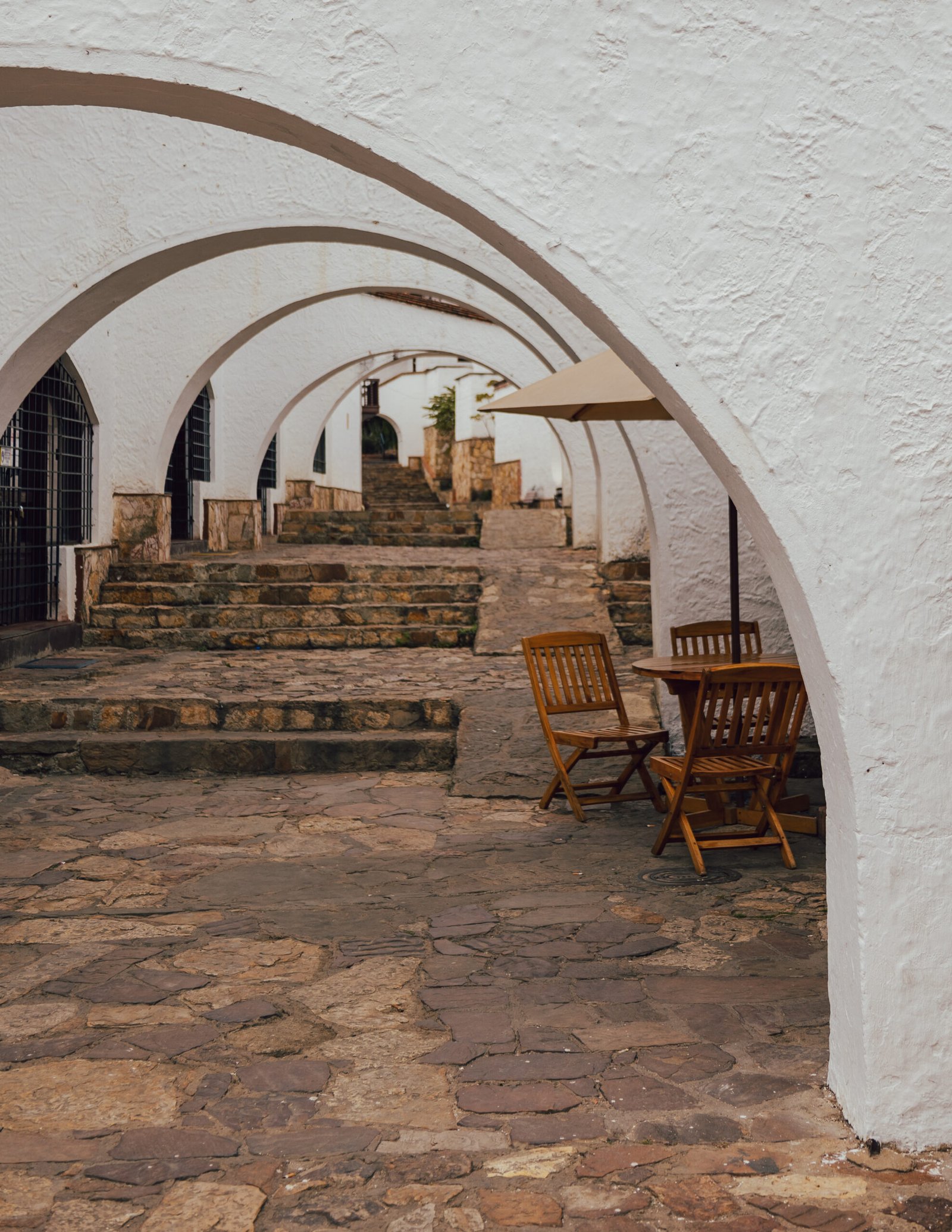 la terrasse du café avec cadre en bois